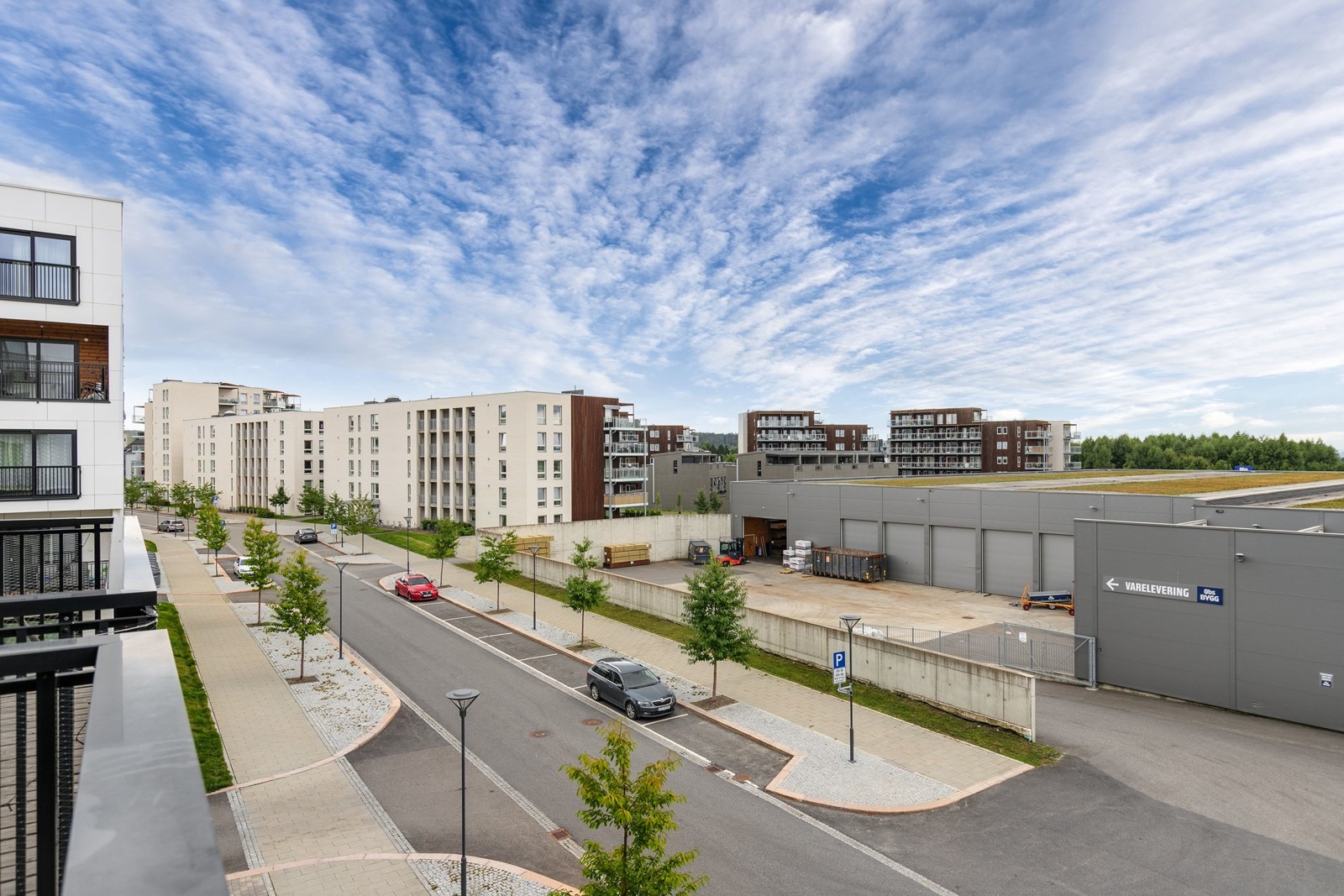 Fritt utsyn fra balkongen over nærområdet.